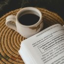 커피와 책이 있는 이미지