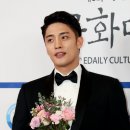꽃을든남자 이미지