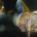 리플라이 뮤비에서 하늘로 날아오르는 confetti와 비누방울🦋 이미지
