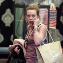 힐러리 더프, 쇼핑하면서 전화통화 하는.. 이미지