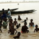 세네갈강에서 물놀이 하는 어린이들 이미지