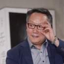 오민석(1958년생)은 시인이자 문학평론가 이미지