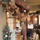 (주)트리세스네트웍스 | [공주카페] 공주 크리스마스 분위기 카페 추천, 와플 맛집 ‘미세스피베리’