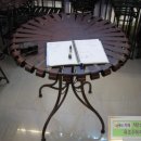 철재로 만든 야외용 테이블 이미지