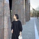 어제 소개해드렸던 코스 퍼프 슬리브 미디 드레스 블랙 컬러도 이쁘네요 👍
