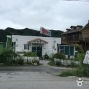 강가에 하얀집 펜션 이미지