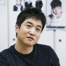 윤현준pd 뒷쪽에 사진이요 혹시 누구로 보이시나요? 이미지