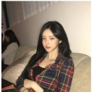 엄마가 젊었을 때 입던 셔츠 물려받은 딸. 이미지