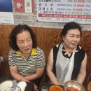 청바지에 흰색 티셔츠 이미지