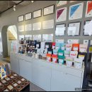 룩앳더바리스타(LOOK AT THE BARISTA) | [ 부산 송정 ] 룩앳더바리스타 송정 구덕포점 - 바다가 보이는 뷰맛집 작은 카페