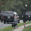 Trump visits golf course while Washington mourns McCain by Associated Press 이미지