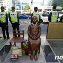 부산 일본영사관 앞 소녀상, 이번엔 일본산 맥주·스시로 조롱한 30대 이미지