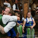 '마지막 건배'…독일 세계 최대 맥주 축제 '옥토버페스트' 마지막날 이미지