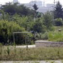 개울과 사람들 이미지