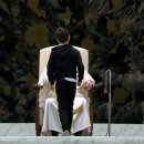 교황 연단에 오른 천진난만한 아이... 교황 “마음이 이끄는 대로 행동하는 용기” 이미지