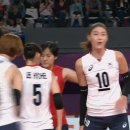 [한일전 여자배구] 일본선수 앞에서 한손으로 볼 밀어쳐내는 김연경.gif 이미지