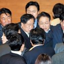 나경원 의원 마이크 수차례 끈 우원식, 61년 만에 필리버스터 강제 중단 이미지