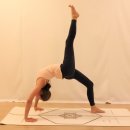 Ekapada urdhva dhanurasana / 에카파다 우르드바 다누라아사나 이미지