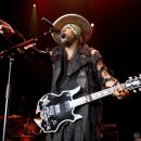 Dans la presse : le décès de D'Angelo, la mort est un marché, et les soins 이미지