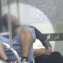 지하철 노약자석 승객, 포착된 다리 올리기 이미지