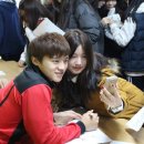 밥 퍼주는 남자 이미지