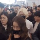 윤아 경호원한테 제지 당하는 김희철.gif 이미지