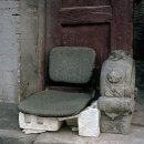 세상은 형편대로 산다. 중국의 잡종 의자 (사진작가 마이클 울프) 이미지