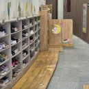 [솔빛숲유치원 외부용 발판제작] 사계절을 견디는 튼튼함과 오리가족의 감성을 담은 1층 신발장 원목 발판 제작! 이미지