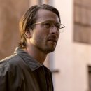 ‘히트맨’ ‘사과는 떨어지지 않는다’ ‘브리저튼 시즌3 파트2’ 리처드 링클레이터와 배우 글렌 파월의 공동 각본으로 빛을 보게 된 실화 이미지