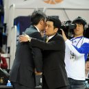 두 남자의 포옹 이미지