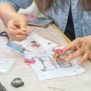 나만의 헤어핀 만들기 | [대구·경산 출강] 레진아트로 완성하는 힐링 공예 클래스 – 꽃을 담은 나만의 헤어핀 &amp; 도어벨 만들기