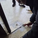 511동 현관출입문 하부힌지 고정 이미지