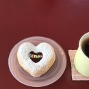 주니핸즈 | 대구 봉산동 카페 ‹투핸즈투› 이니셜 도넛부터 체리 자두 라떼까지 솔직후기 🍒