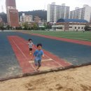 오늘 김해고에서 멀리뛰기와 철봉 매달 리기 이미지