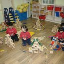 무너지는집 조형물 이미지