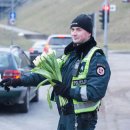 여성의 날에 꽃을 나눠 준 리투아니아 경찰들 이미지