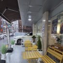 원목 스탠드 책꽂이 | [은평구 새절역 카페 오방] 감성 가득한 인테리어와 생과일 파블로바, 흑임자라떼 후기