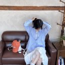 내추럴하이스쿨 | 반스 어센틱 블루 화이트 원피스와 스트라이프 셔츠로 완성한 봄 스니커즈 코디