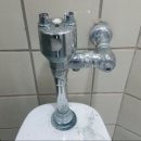 여자화장실 양변기2번 후레쉬밸브 세트및 변기카바 설치작업 이미지