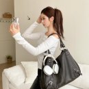 에스에스알엘 Western Shoulder Bag / Black | 주말 약속룩에 블랙 표면이 매끈하게 드러나는 숄더백