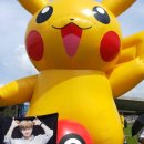 i took a picture of Giant Pikachu with Daniel 이미지