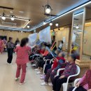 건강체조,미술교실 | [베스트요양원] 🌿노래교실(봄 바람에 실린 노래) / 힐링교실(펜싱) / 미술교실(달걀바구니) / 인지활동...