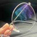 눈이 빛나는 안경콘택트 이미지