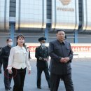 북한 김정은 딸, 이번엔 '성냥갑' 들고 아버지 수행 나섰다 이미지