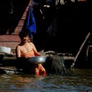 캄보디아 톤레삽 호수의사람들 이미지
