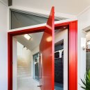 빨간색 포인트가 모노톤 컬러와 잘 어울리는 주택 이미지