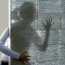 빛이 투과되는 기묘한 콘크리트 벽돌 이미지