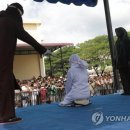 인니 10대 커플, 공공장소서 껴안았다가 '공개 태형' 이미지