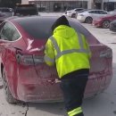미국 영하의 추위에 죽은 자동차들이 줄지어 있는 시카고 지역 테슬라 충전소: '여기에는 죽은 로봇 무리 이미지