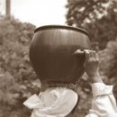 물동이 이고 가는  이미지